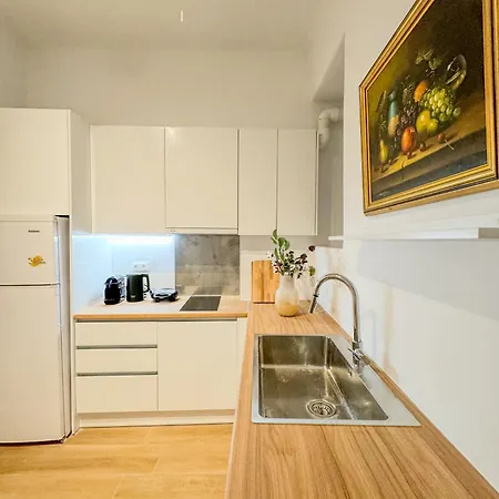 Ανακαινισμένο Σπίτι Με Ιδιωτική Αυλή Apartment Piraeus Exterior photo