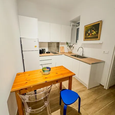 Ανακαινισμένο Σπίτι Με Ιδιωτική Αυλή Apartment Piraeus Exterior photo